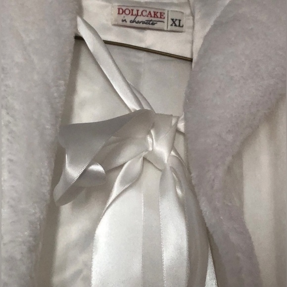 DOLLCAKE in Character Cloak Hooded White Faux Fur Cape Size XL - Picture 9 of 15